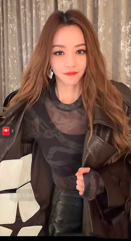 张靓颖晒助理准备贴满暖宝宝的衣服