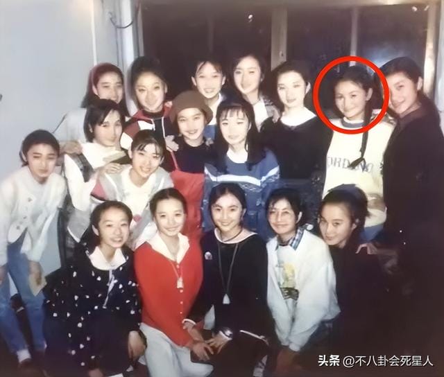 戴娇倩和谁长得很像（知名女演员骑小电驴送娃上学）(7)
