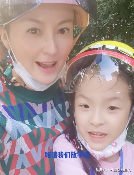 戴娇倩和谁长得很像（知名女演员骑小电驴送娃上学）(5)