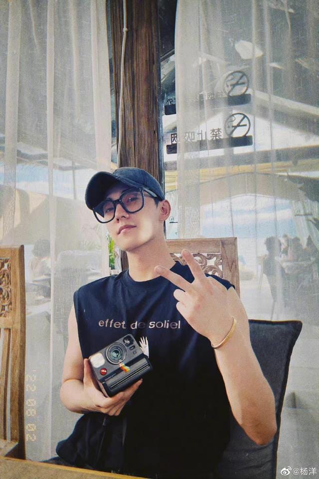 杨洋图片最帅的图片（杨洋大理旅游晒九宫格照片）(6)