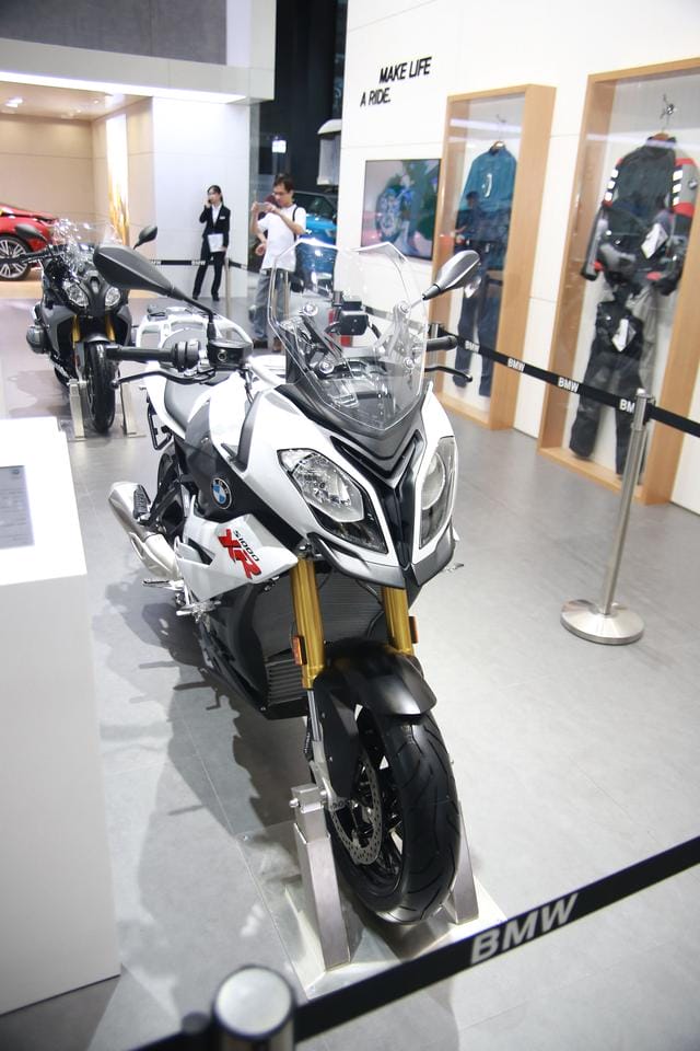 【宝马K1200RS广告】实拍宝马摩托车，一辆20万起比汽车还贵，您买吗？