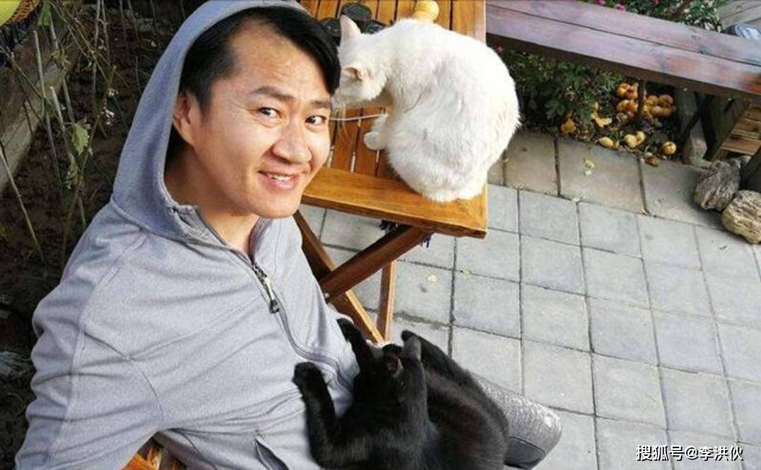 明星直播带货新闻稿_不拍戏、带货受挫、卑微地向冯小刚求角色,李嘉铭演技也处处碰壁(图6) 感情的戏我没演技_男主卑微求女主原谅_明星直播带货新闻稿