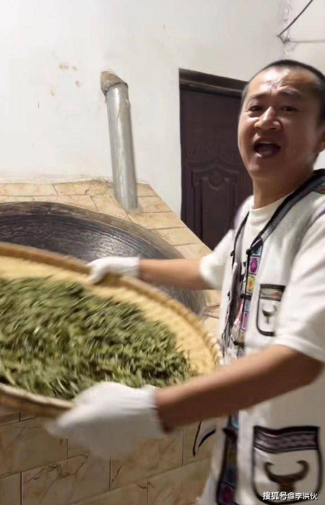 明星直播带货新闻稿_不拍戏、带货受挫、卑微地向冯小刚求角色,李嘉铭演技也处处碰壁(图3) 感情的戏我没演技_明星直播带货新闻稿_男主卑微求女主原谅