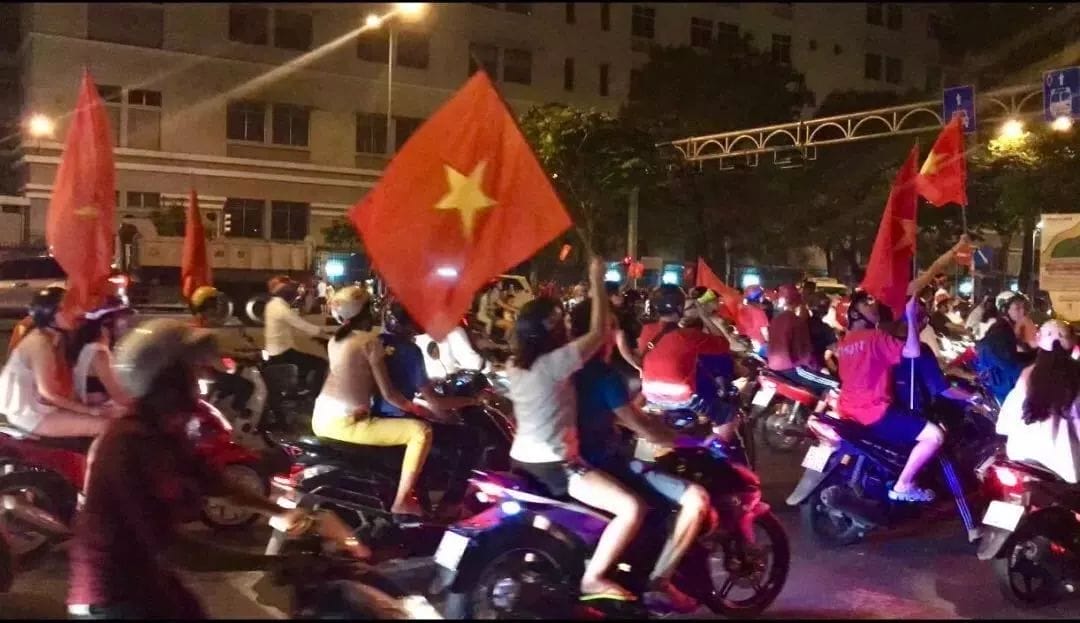 活泼中有严肃_严肃紧张团结活泼_毕业于新闻学的明星