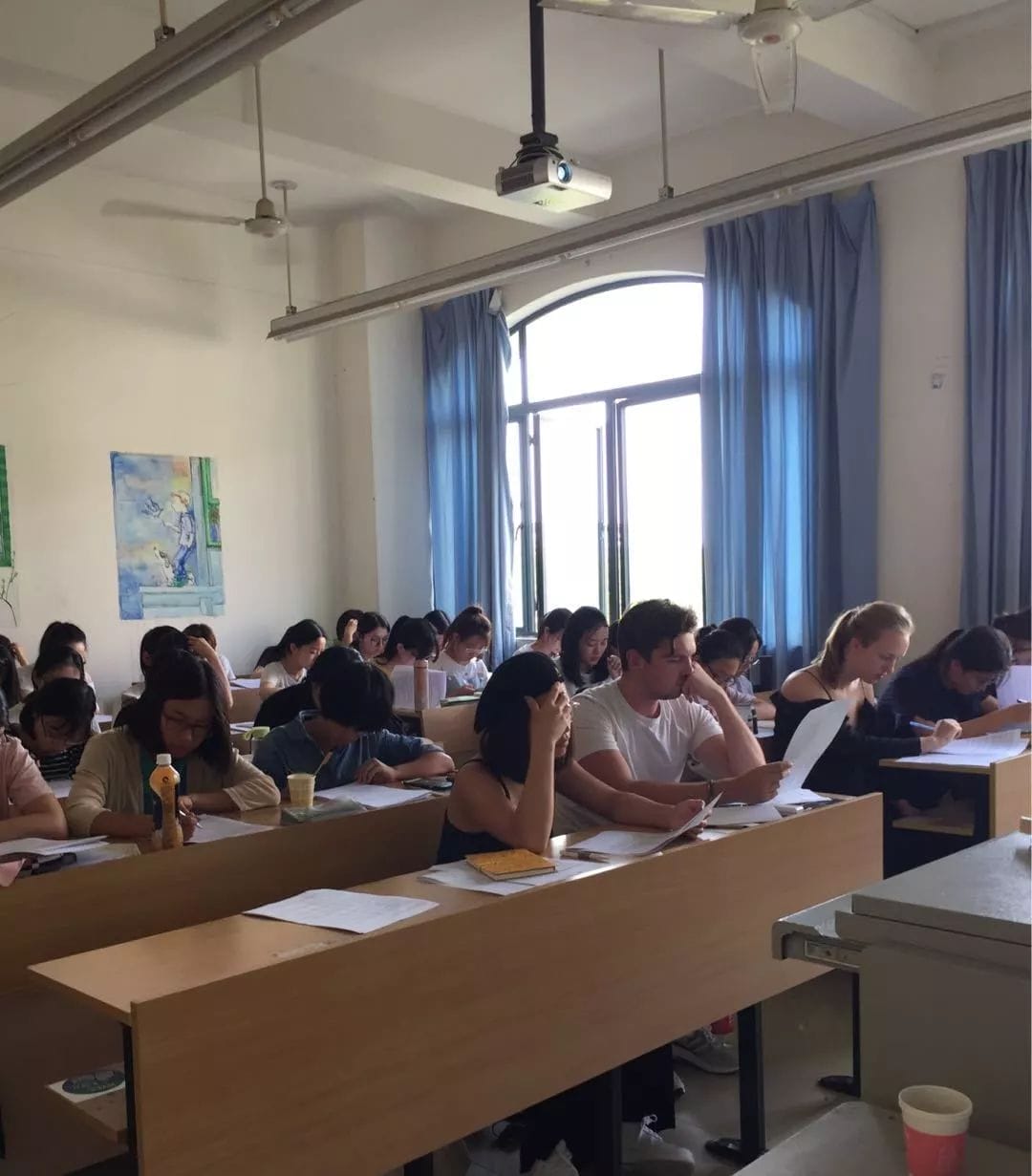 毕业于新闻学的明星_活泼中有严肃_严肃紧张团结活泼
