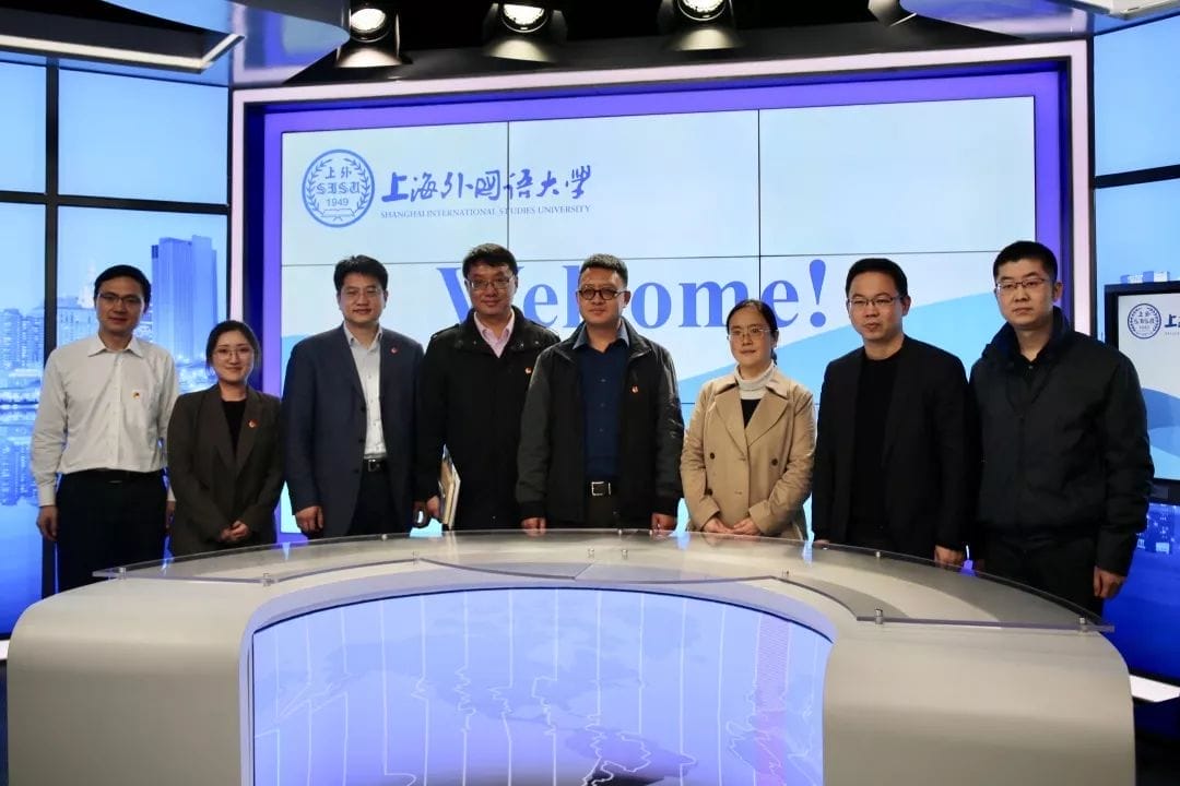 毕业于新闻学的明星_活泼中有严肃_严肃紧张团结活泼