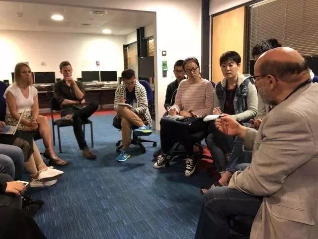 活泼中有严肃_严肃紧张团结活泼_毕业于新闻学的明星