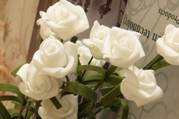 白玫瑰代表什么 表达纯洁浪漫的爱情 适合初恋