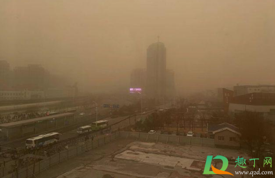 沙尘暴开车开什么灯 沙尘暴开雾灯吗