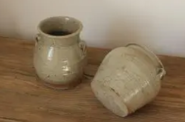 陶罐和铁罐的区别：陶罐保存时间长(铁罐氧化保存时间短)