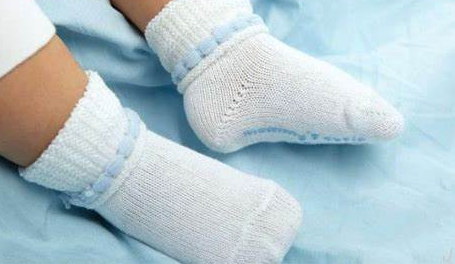 开空调小孩要不要穿袜子 空调开28度宝宝要穿袜子吗