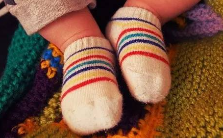 开空调小孩要不要穿袜子 空调开28度宝宝要穿袜子吗