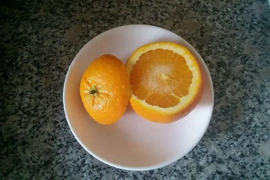 吃了盐蒸橙子拉肚子怎么回事 为什么吃了盐蒸橙子会拉肚子
