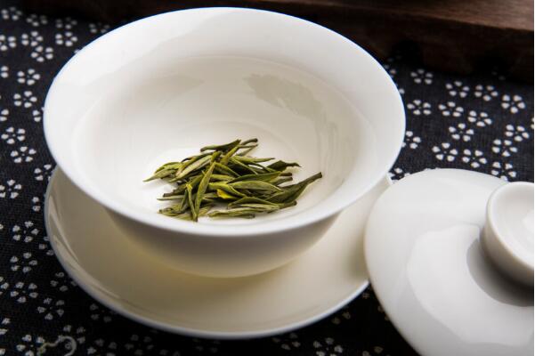 白茶的禁忌是什么 过量喝白茶 面黄肌瘦 呕吐腹泻