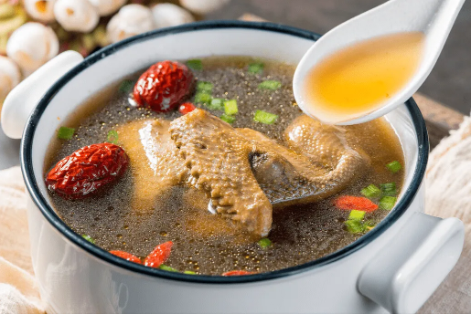 鸽子汤加什么材料炖最营养 清炖鸽子汤放什么材料好吃