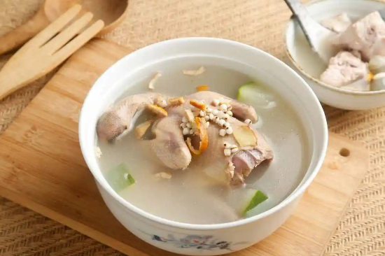 鸽子汤加什么材料炖最营养 清炖鸽子汤放什么材料好吃