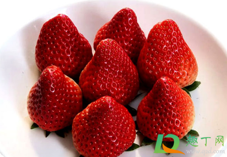 草莓没用盐水泡直接洗了吃了要紧吗 草莓用盐水泡可以去除农药吗