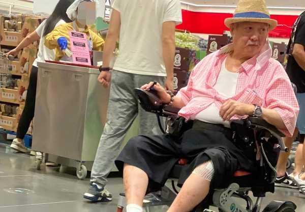 72岁洪金宝坐轮椅逛深圳Costco