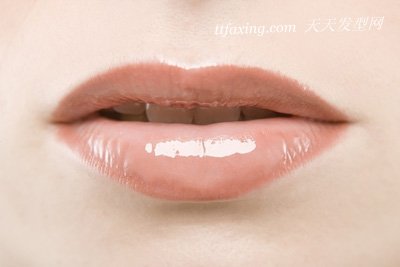 冬季护唇技巧：每天用唇膏勿超过两次