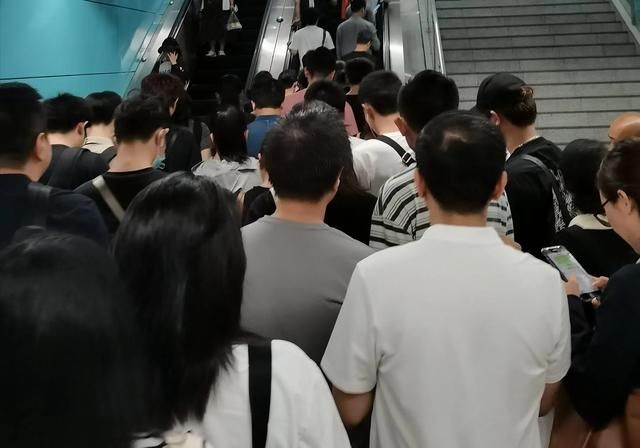 中国人的赚钱模式，别人干什么赚钱，我就跟着干什么