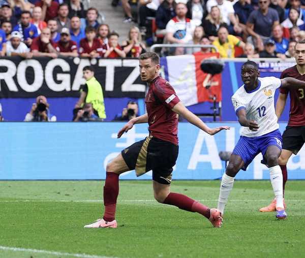 比利时队史首次在欧洲杯自摆乌龙